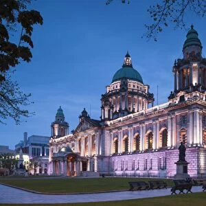 UK, Northern Ireland, Belfast, Belfast City Hall, exterior, dusk