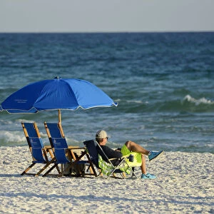 USA, Florida, Walton County, Gulf of Mexico, Seaside, relaxing in the sunset