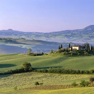Val d Orcia / Countryside View / Farmhouse & Green Grass & Hills