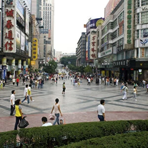 CHINA, Sichuan Province, Chongqing Shoppers in downtown Chongqing