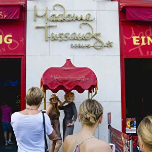 Germany, Berlin, Mitte, outside Madame Tussauds on Unter den Linden tourists have their