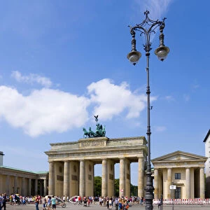Germany, Berlin, Mitte, sightseeing tourists at the Brandenburg Gate or Brandenburger Tor
