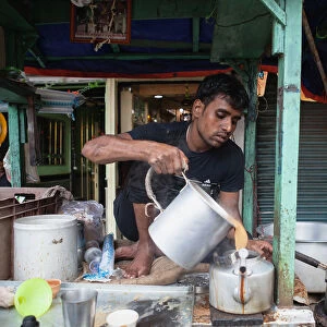 India, West Bengal, Kolkata, Chai vendor