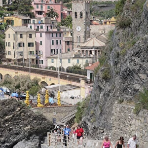 Italy, Liguria, Cinque Terre, Monterosso, coastal walkway & view towards Monterosso