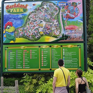 Italy, Lombardy, Lake Garda, Gardaland, couple reading the map