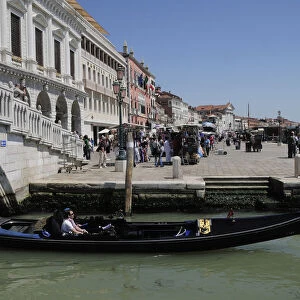 Italy, Veneto, Venice, gondola with Ponte della Paglia on Riva degli Schiavoni