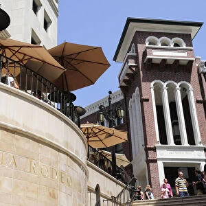 Restaurant & steps to Two Rodeo shopping alley Rodeo Drive