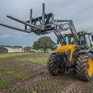 JCB Fastrac 4000 tractor with front end loader, Staffordshire, England, October