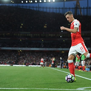 Mesut Ozil in Action: Arsenal vs. Chelsea, Premier League 2016-17
