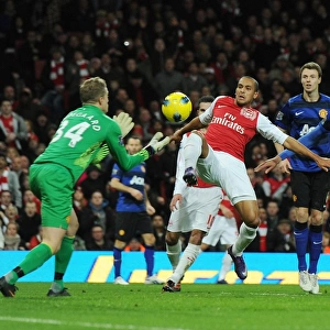 Theo Walcott vs. Anders Lindegaard: Intense Battle at the Emirates - Arsenal vs. Manchester United, Premier League 2011-12