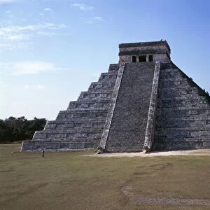 Mexico, Yucatan, Chichen Itza, Maya and Toltec archaeological site Kukulkan Pyramid, aka the El Castillo (the Castle)