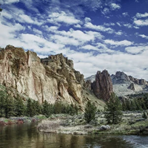Crooked River and volcanic tuff formations, Smith Rock State Park, Oregon, USA