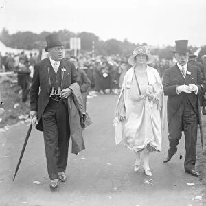Ascot. Lord Marshall ( right ) with Sir Osborn and Lady Holmden. 17 June 1926