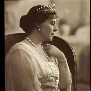 Ak M. S. Regina Maria, Nobility Romania, Princess, Tiara, Jewelry (b / w photo)