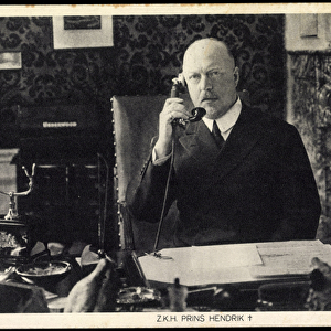 Ak Z. K. H. Prince Hendrik of the Netherlands at the desk, telephone (b / w photo)