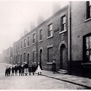 Children in Ivory Street, Hunslet, Leeds, December 1901 (b / w photo)