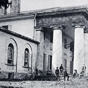 Federal troops occupying Robert E. Lees mansion, Arlington House (b / w photo)
