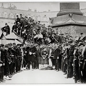 Federes before the Vendome Column during the Commune, 1871 (b / w photo)