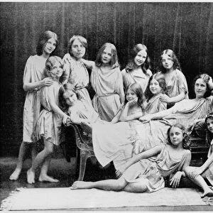 Isadora Duncan (1877-1927) and her pupils from the Grunewald School, 1908 (b / w photo)