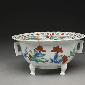 Koro bowl with a flat lid, Kakiemon related ware, 1680-1700