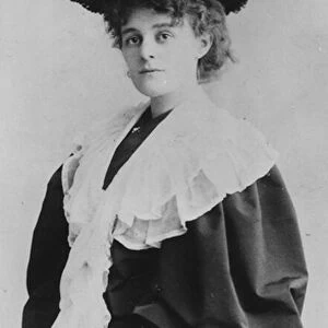 Portrait of Maud Gonne (b / w photo)