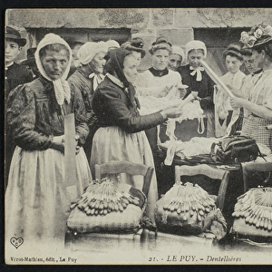 Postcard depicting lacemakers of Le Puy, c. 1900 (b / w photo)