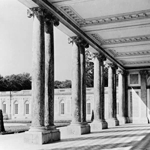 View of the peristyle and the left wing of the Grand Trianon, 1687-88 (b / w photo)