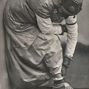 Tamulin mit Fuss- und Kopfschmuck, 1926