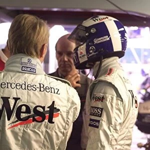 EUROPEAN GRAND PRIX. 26/9/99. NURBURGRING, GERMANY. MIKA HAKKINEN & DAVID COULTHARD CHAT TO ADRIAN NEWEY THE McLAREN TECHNICAL DIRECTOR. World TEE/LAT Photographic Tel: +44 (0) 181 251 3000 Fax: +44 (0) 181 251 3001 Somerset House, Somerset Roa