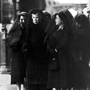Queen Elizabeth, Queen Mary and Queen Mother 1952 Three Queens watch the body of