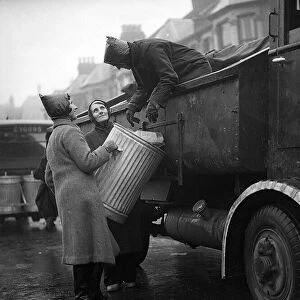 Women as dustmen empting the bins 1941 women doing mens jobs during the war years
