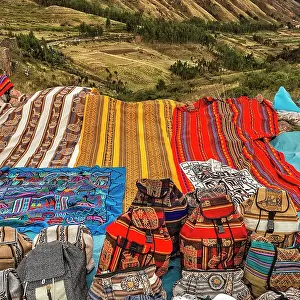 Peru, Cuzco, Tambomachay, display of arts and crafts
