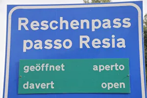 Italy, Trentino Alto Adige, Reschen pass sign, Austria/Italy border Italy, Trentino Alto Adige, Reschen pass sign, Austria/Italy border